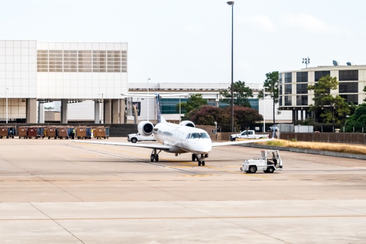 A plane lands on the runway of IAH airport