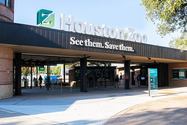 the front entrance of the houston zoo
